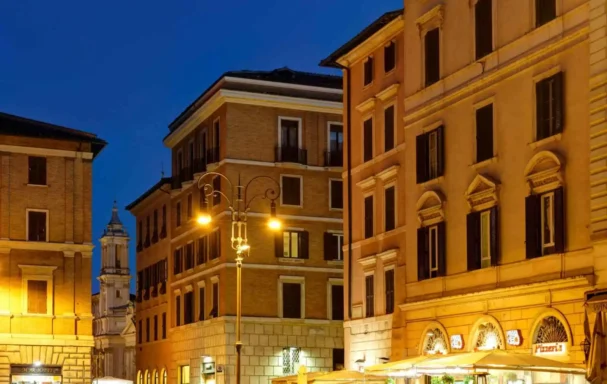 Vue extérieure de l'hôtel de nuit, Borghese Contemporary Hotel