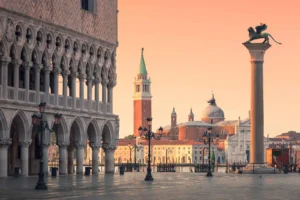 Piazza San Marco avec l'Église San Giorgio Maggiore et la colonne de Saint-Marc, Venise,