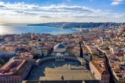 Vue aérienne de Naples depuis la Piazza del Plebiscito, Campanie, Italie