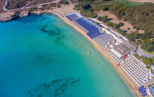 Vue aérienne de la plage de l'hôtel, VOI Arenella Resort