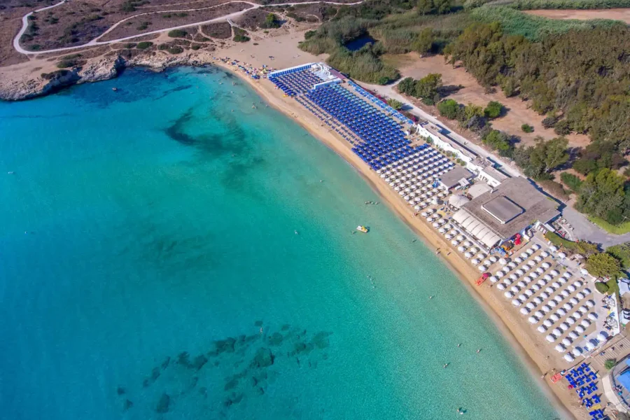 Vue aérienne de la plage de l'hôtel, VOI Arenella Resort