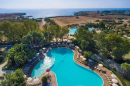 Vue aérienne de la piscine de l'hôtel, VOI Arenella Resort