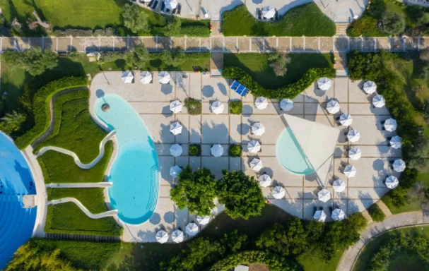 Vue aérienne de la piscine de l'hôtel, hôtel Vivosa Apulia Resor