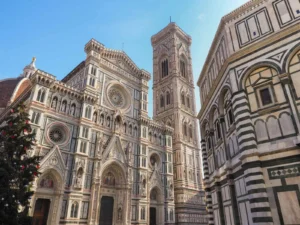 Façade de la cathédrale di Santa Maria del Fiore et du campanile de Giotto, Piazza del Duomo. Florence, Toscane