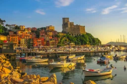 Port de plaisance au pied du château de San Giorgio, Lerici