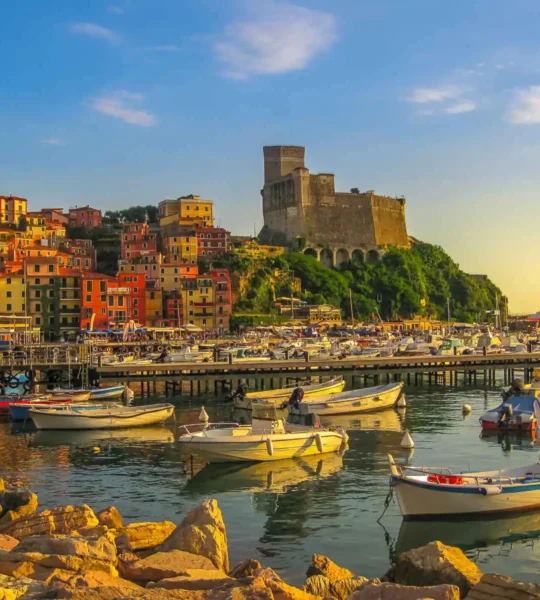 Port de plaisance au pied du château de San Giorgio, Lerici