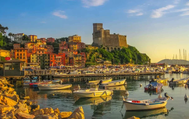 Port de plaisance au pied du château de San Giorgio, Lerici