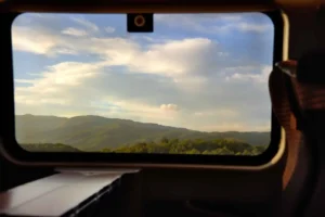 Vue sur la campagne italienne à bord d'un train, Italie